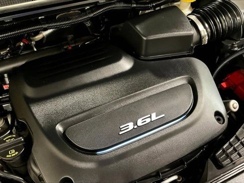 Used 2017 Chrysler Pacifica Touring image 32