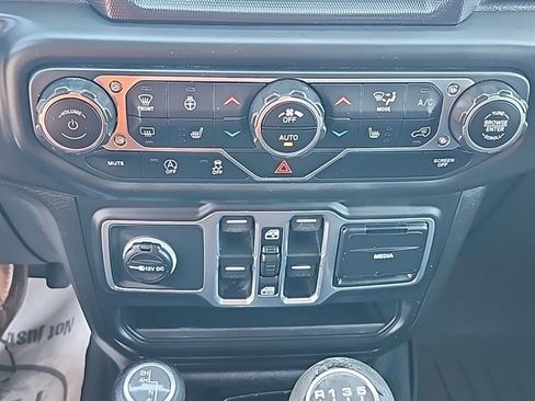 Used 2018 Jeep Wrangler Unlimited Sahara AWD/4WD image 9