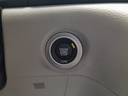 Used 2023 Chrysler Pacifica Touring-L FWD image 19