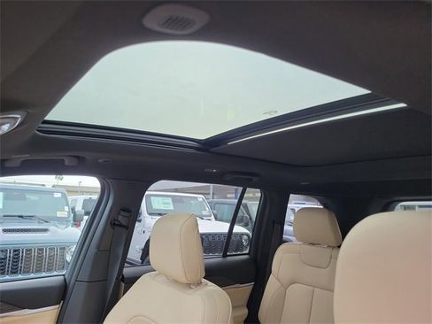 New 2025 Jeep Grand Cherokee Limited image 31