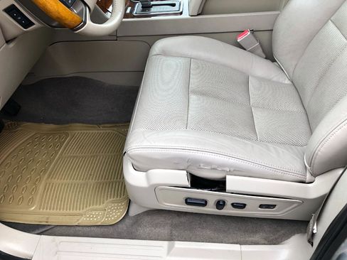 Used 2011 Lincoln Navigator 4WD image 17