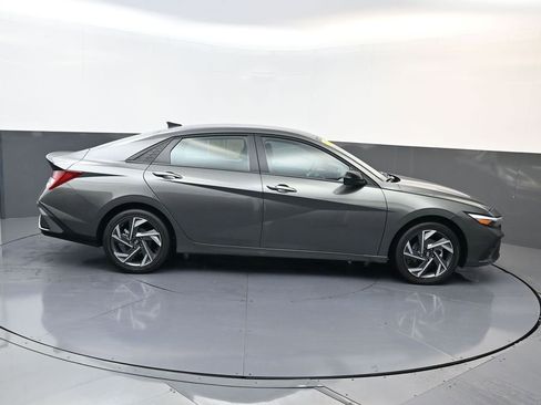 Certified 2025 Hyundai Elantra SEL image 3