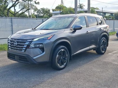 Used 2025 Nissan Rogue SV w/ SV Premium Package FWD image 2