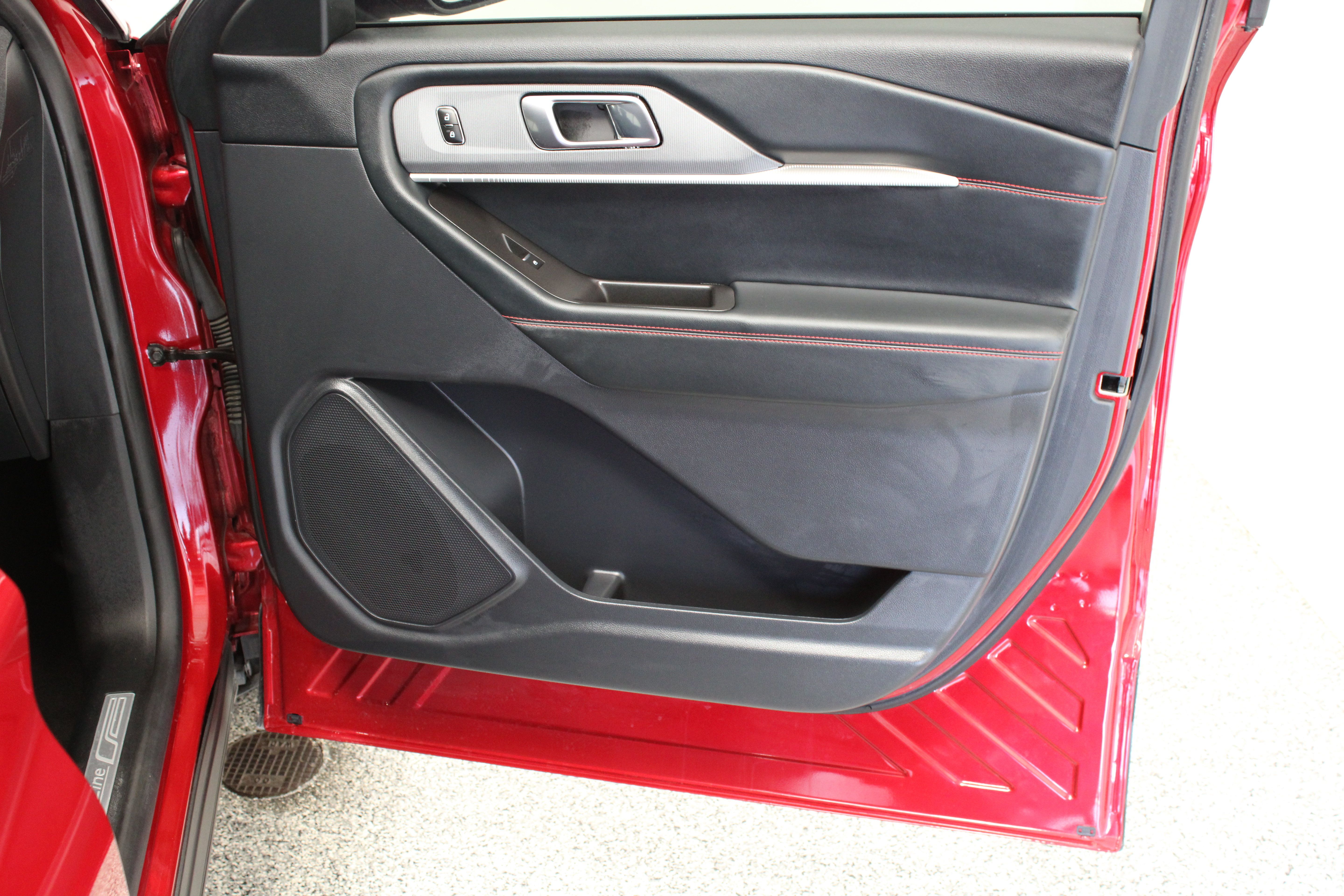 Used 2025 Ford Explorer ST-Line w/ Premium Package RWD image 37