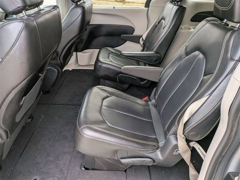 Used 2020 Chrysler Voyager Lxi image 25