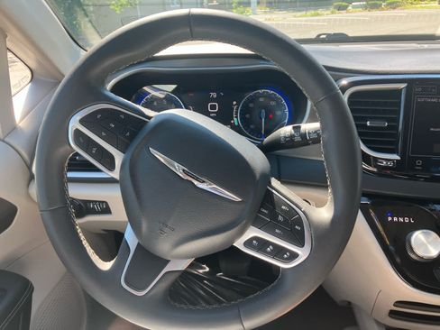 Used 2024 Chrysler Pacifica Touring-L FWD image 10