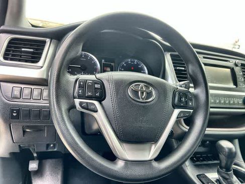 Used 2018 Toyota Highlander LE FWD image 17