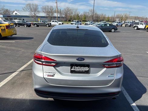 Used 2017 Ford Fusion SE FWD image 4