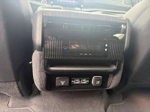 Certified 2024 Jeep Wagoneer L Series II w/ Flexible Seating Group image 16