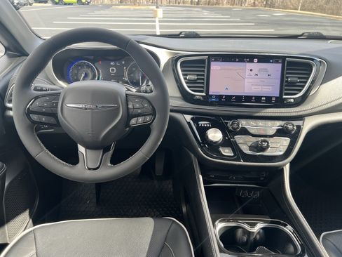 Used 2023 Chrysler Pacifica Limited w/ Uconnect Theater Family Group image 10