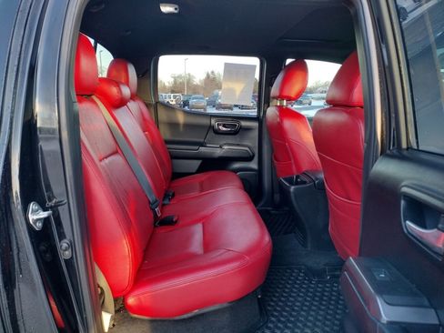 Used 2017 Toyota Tacoma TRD Sport image 18