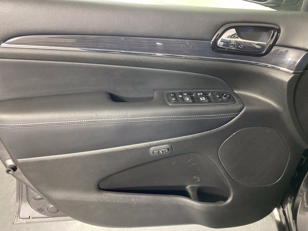 Used 2019 Jeep Grand Cherokee Overland AWD/4WD image 23