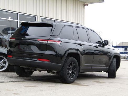 Used 2024 Jeep Grand Cherokee Altitude AWD/4WD image 3