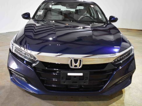Used 2018 Honda Accord Touring image 4