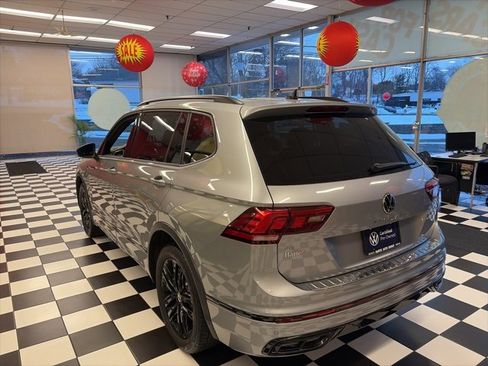 Certified 2022 Volkswagen Tiguan SE R-Line image 7