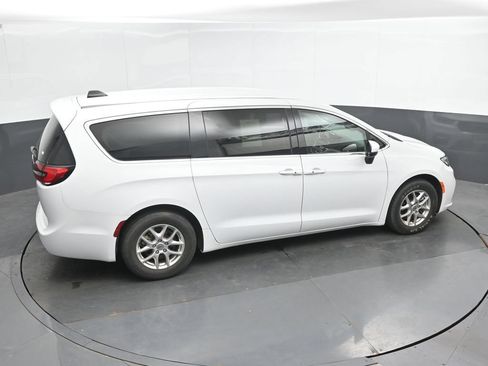 Used 2023 Chrysler Pacifica Touring-L FWD image 32