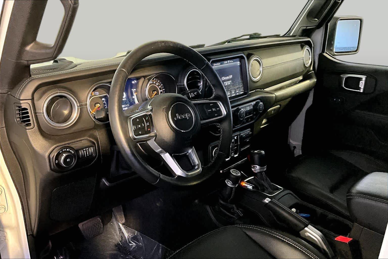 Used 2018 Jeep Wrangler Unlimited Sahara w/ Dual Top Group AWD/4WD image 18