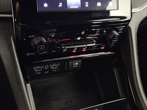Used 2023 Jeep Grand Cherokee Altitude AWD/4WD image 14