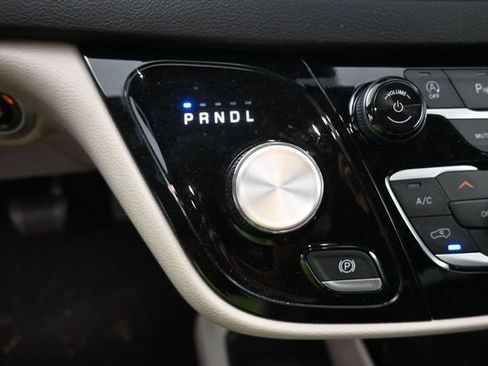 Used 2024 Chrysler Pacifica Touring-L FWD image 22