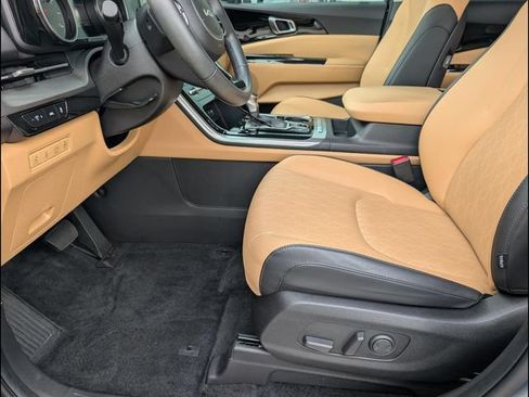 Certified 2023 Kia Carnival EX FWD image 9
