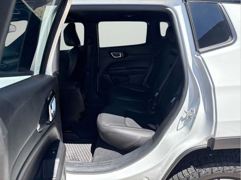 Used 2025 Jeep Compass Trailhawk AWD/4WD image 12