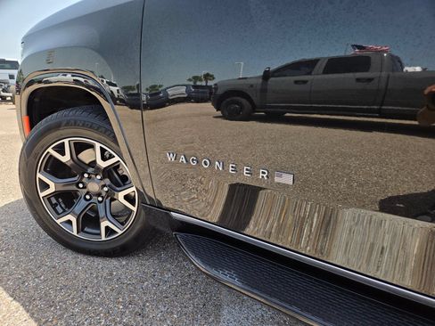 Used 2024 Jeep Wagoneer Series III AWD/4WD image 10
