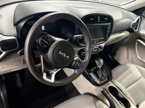 Used 2023 Kia Soul LX w/ LX Technology Package FWD image 9