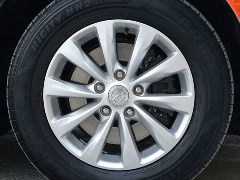 Used 2018 Chrysler Pacifica Touring-L image 40