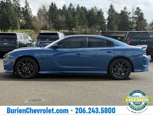 Used 2023 Dodge Charger R/T w/ Blacktop Package image 2
