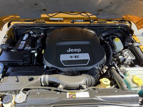 Used 2014 Jeep Wrangler Unlimited Sahara image 15