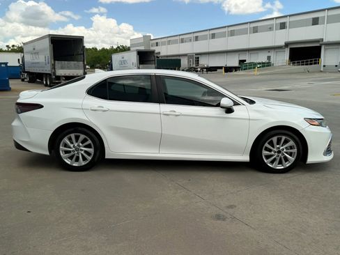 Used 2021 Toyota Camry LE image 6