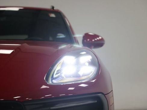 Used 2025 Porsche Macan AWD/4WD image 3