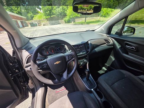 Used 2020 Chevrolet Trax LS w/ Tint and Cruise Package AWD/4WD image 14