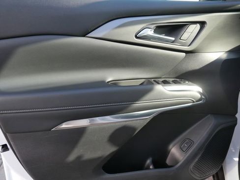 Used 2025 Chevrolet Traverse LT image 12