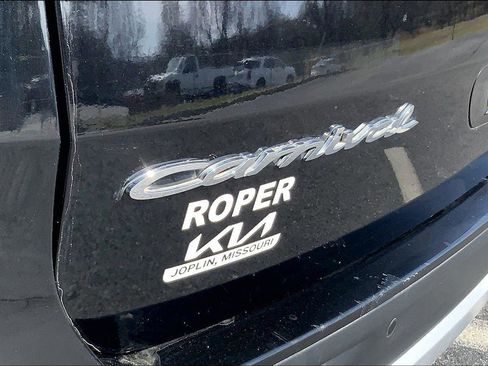 Used 2022 Kia Carnival EX image 8