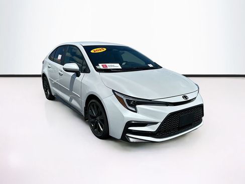 Used 2025 Toyota Corolla SE w/ Convenience Package FWD image 3