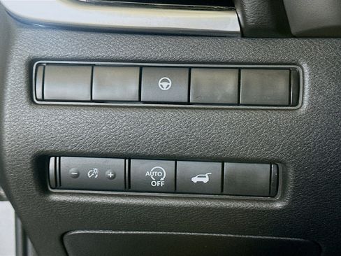 Used 2025 Nissan Rogue SL AWD/4WD image 17