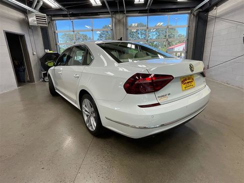 Used 2018 Volkswagen Passat 2.0T SE FWD image 3