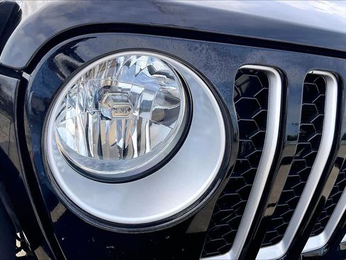 Used 2022 Jeep Gladiator Overland w/ Cold Weather Group AWD/4WD image 28