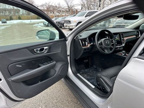Used 2025 Volvo V60 B5 Cross Country Plus image 14