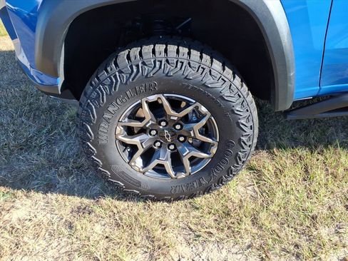 Used 2025 Chevrolet Colorado ZR2 w/ Technology Package image 9