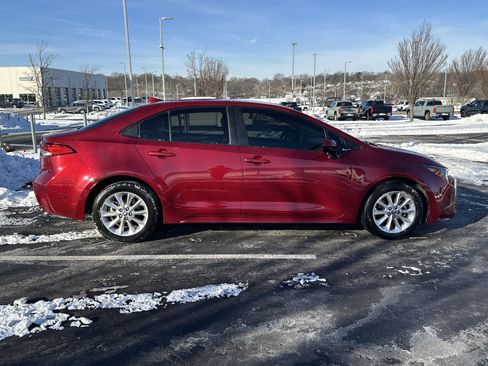 Used 2022 Toyota Corolla LE w/ LE Premium Package image 11