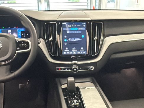 Used 2025 Volvo XC60 B5 Plus AWD/4WD image 11