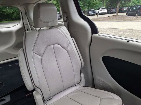 Used 2017 Chrysler Pacifica Limited image 20