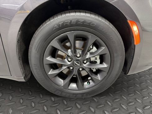 Used 2021 Chrysler Pacifica Touring w/ S Appearance Package image 15