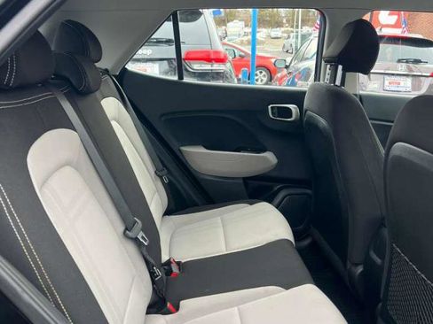 Used 2020 Hyundai Venue SEL image 16