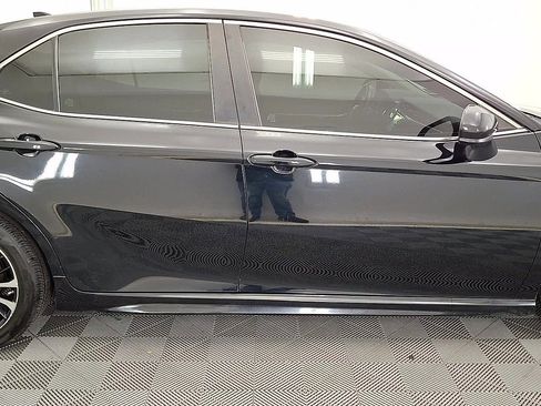 Used 2019 Toyota Camry SE image 5