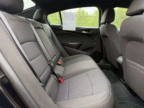 Used 2018 Chevrolet Cruze LT w/ Convenience Package FWD image 10