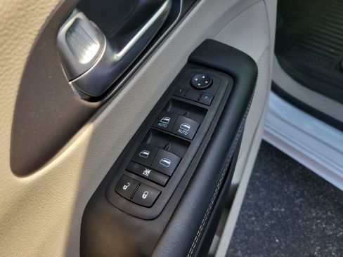 Used 2023 Chrysler Pacifica Touring-L FWD image 15