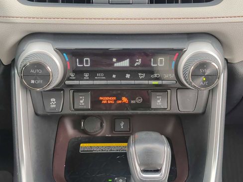 Used 2020 Toyota RAV4 Limited image 17